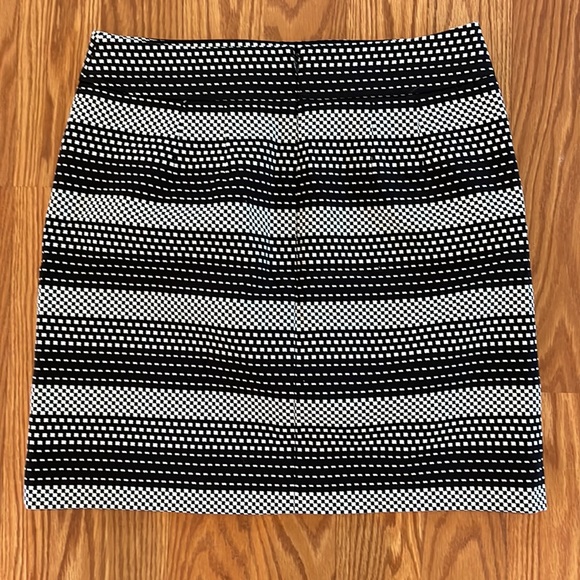 🆕 Ann Taylor LOFT Black and White Stripe Check Patterned Mini Skirt Size 2P - Picture 4 of 8